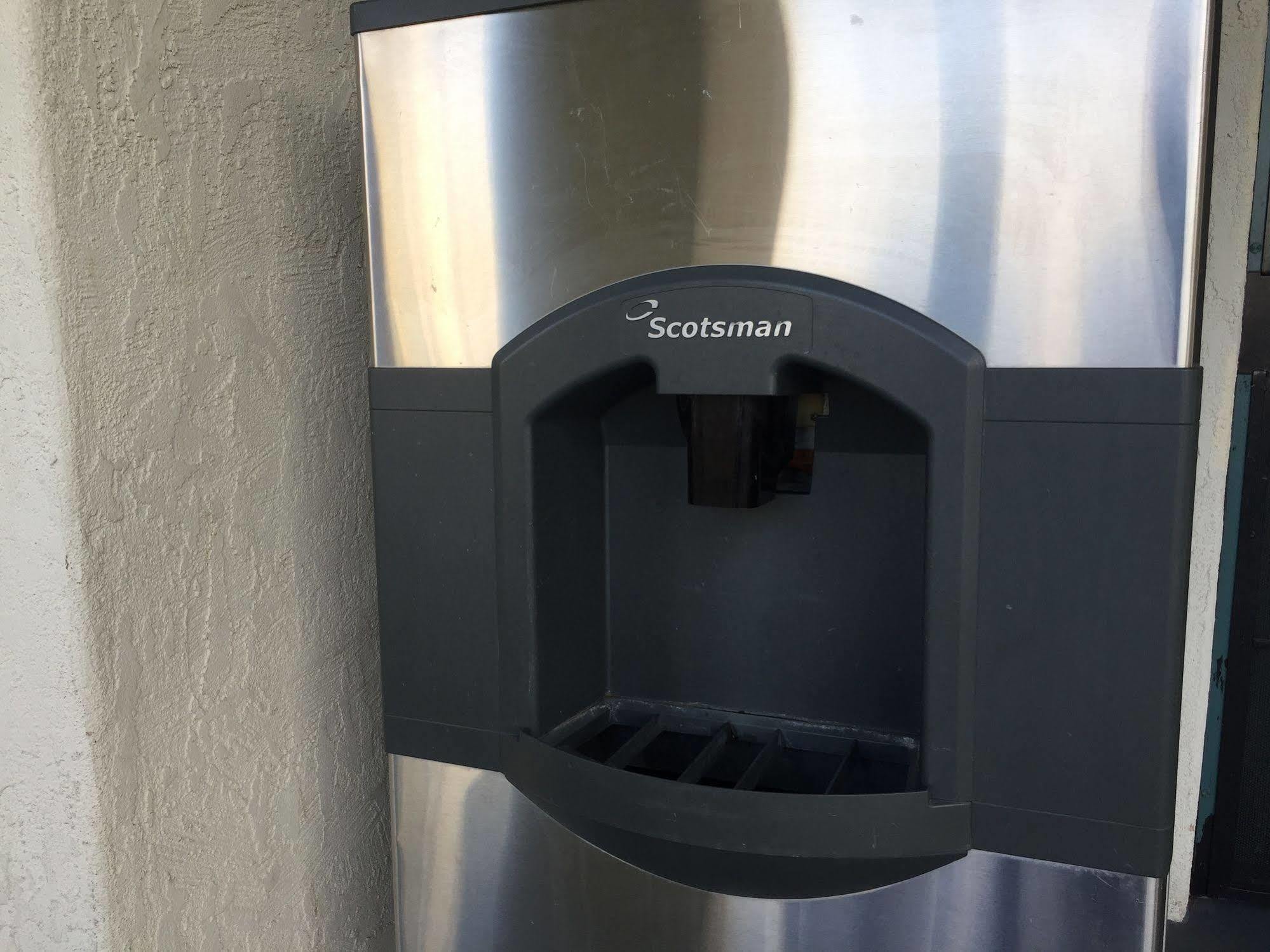 Travelodge By Wyndham Los Banos Ca Exterior photo